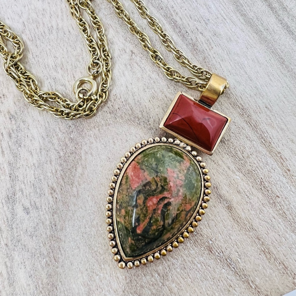 Vintage ROMAN SIGNED TEARDROP UNAKITE STONE NECKLACE with 24 inch chain. EUC